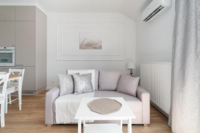 White Elegance Apartment with AC & FREE GARAGE by Noclegi Renters